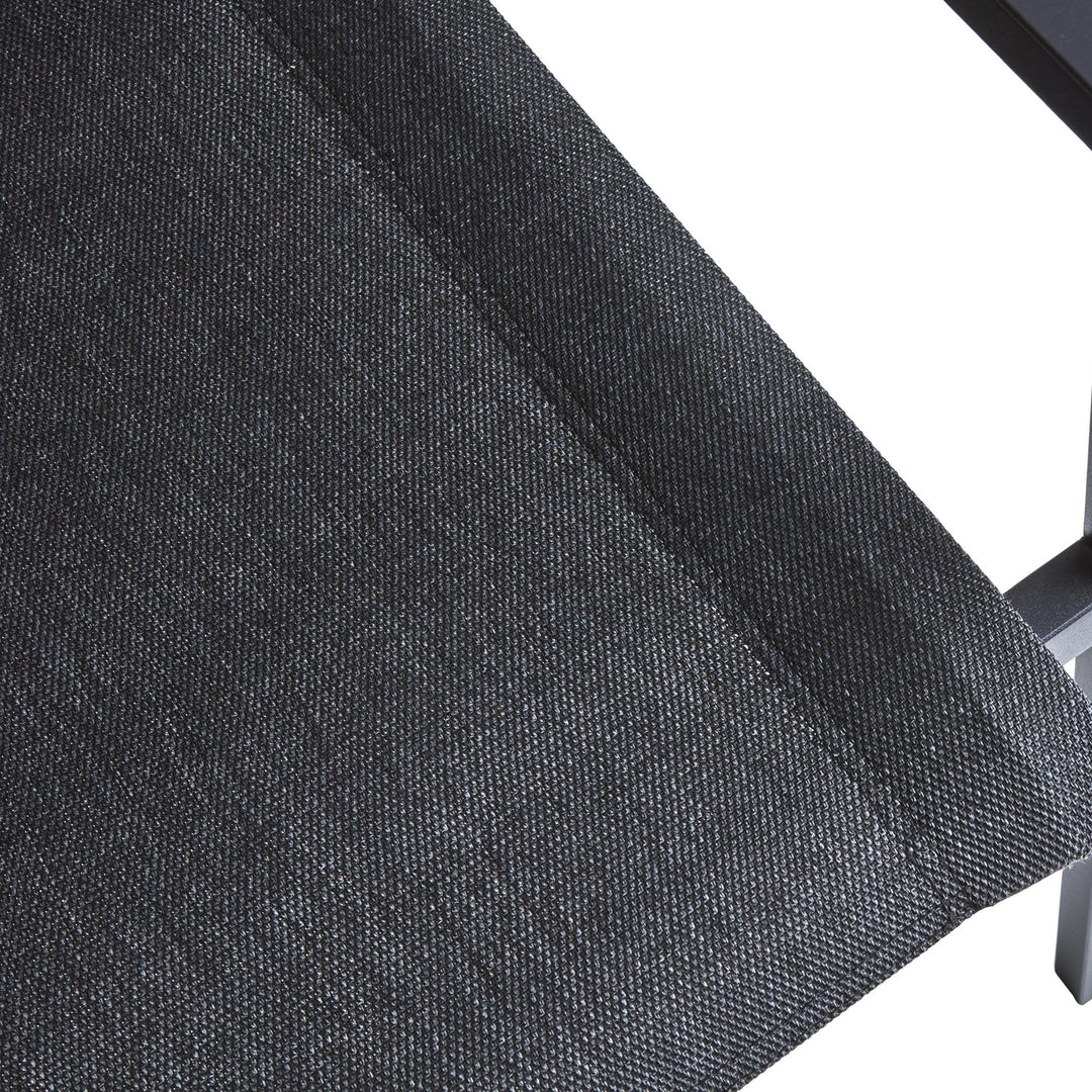 Brafab Comfy spisestol, nærbilde av mørk grå vevd tekstilrygg og sort metallramme