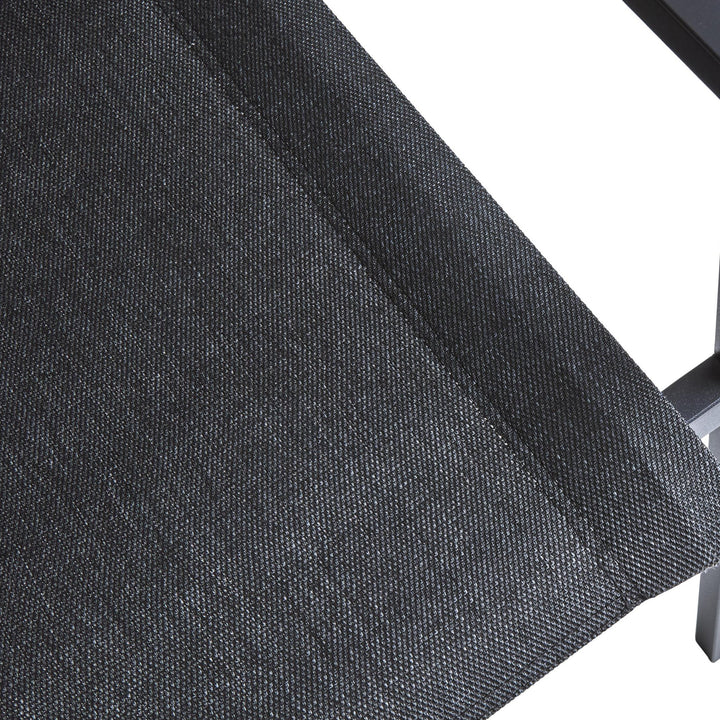 Brafab Comfy spisestol, nærbilde av mørk grå vevd tekstilrygg og sort metallramme