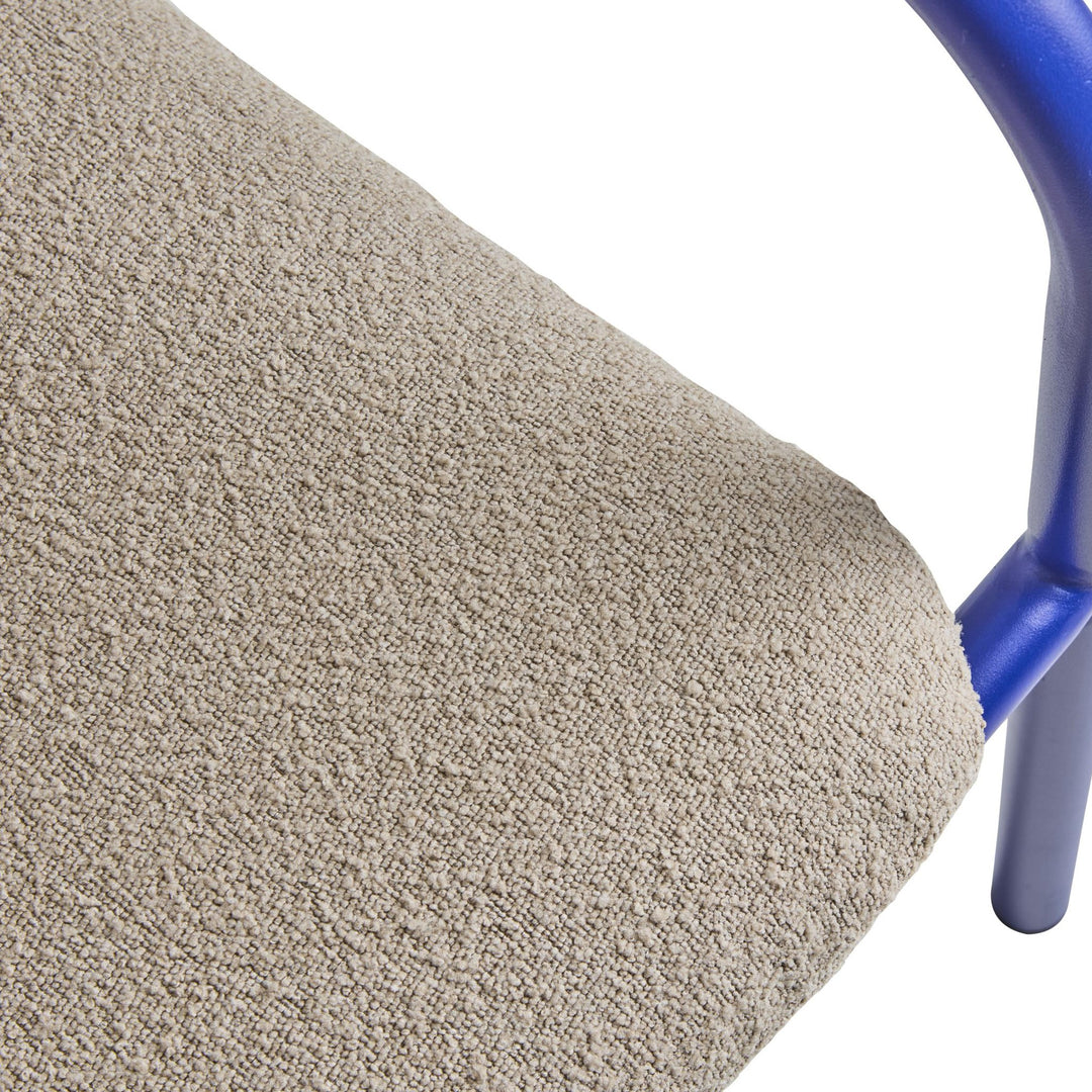 Brafab Bendt hagestol, nærbilde av beige bouclé-pute mot blå metallramme