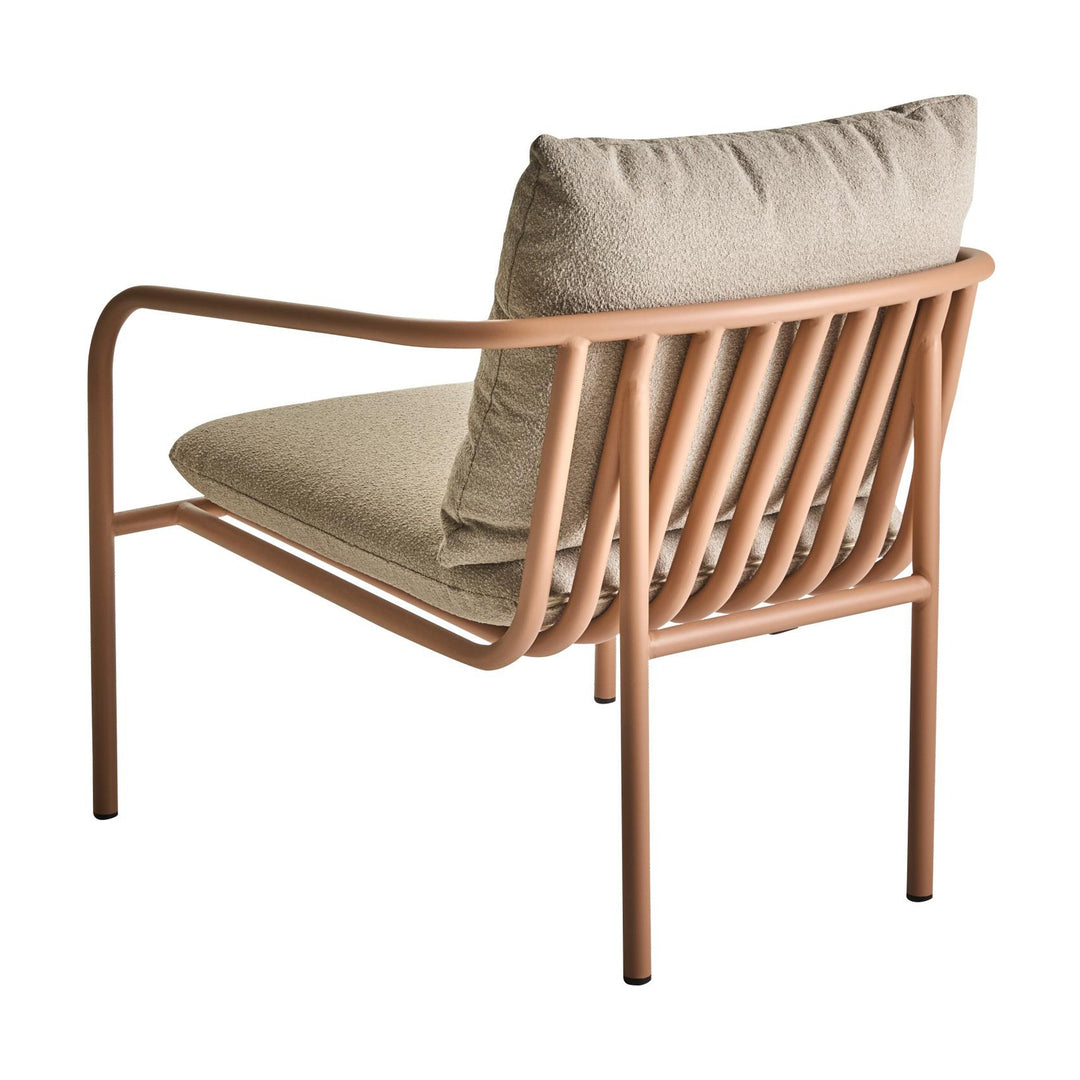 Brafab Bendt hagestol med fersken ramme og beige bouclé-puter, sett bakfra