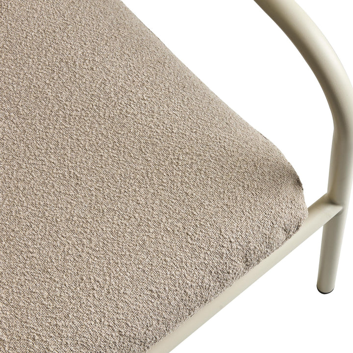 Brafab Bendt hagestol, nærbilde av beige bouclé-pute og offwhite metallramme