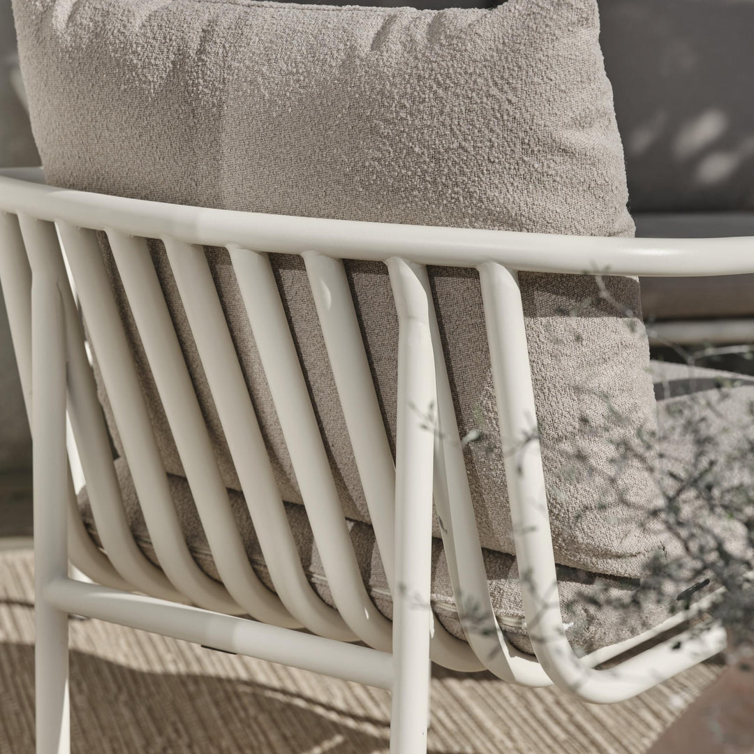 Brafab Bendt hagestol, nærbilde av beige bouclé-pute i offwhite spileramme på terrasse