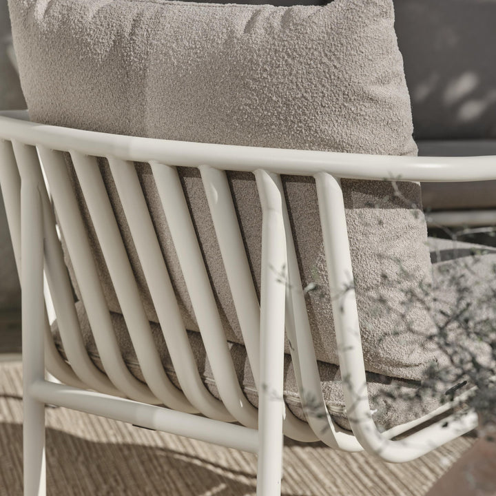 Brafab Bendt hagestol, nærbilde av beige bouclé-pute i offwhite spileramme på terrasse