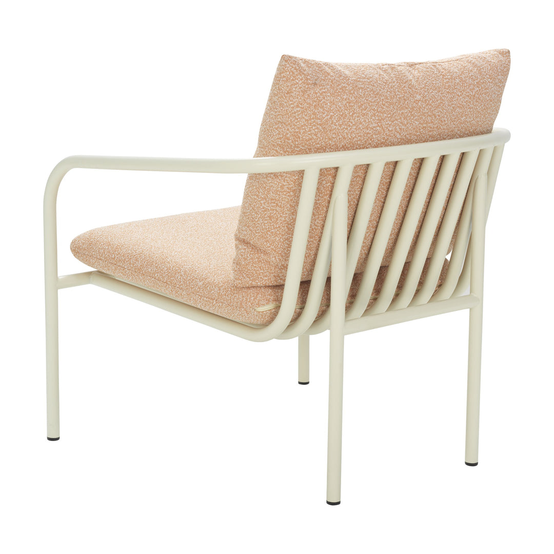 Brafab Bendt hagestol med offwhite ramme og oransjemelert bouclé-puter, sett bakfra