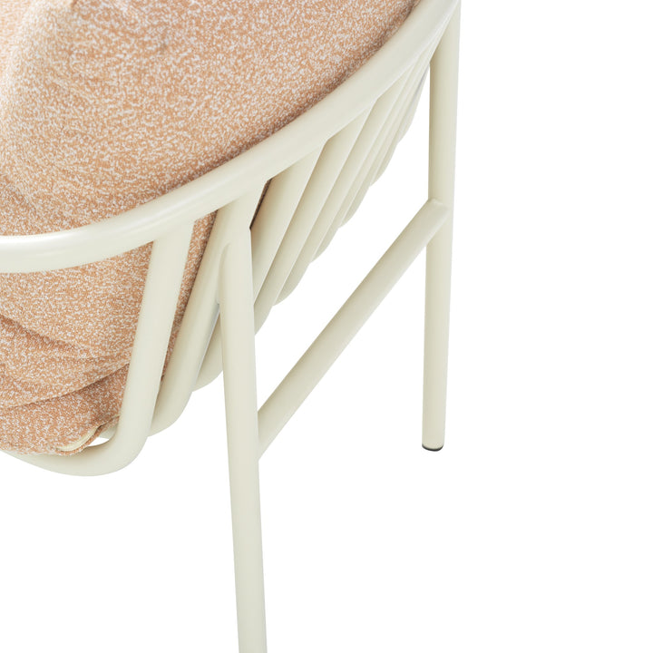 Brafab Bendt hagestol, nærbilde av oransjemelert bouclé-pute i offwhite ramme