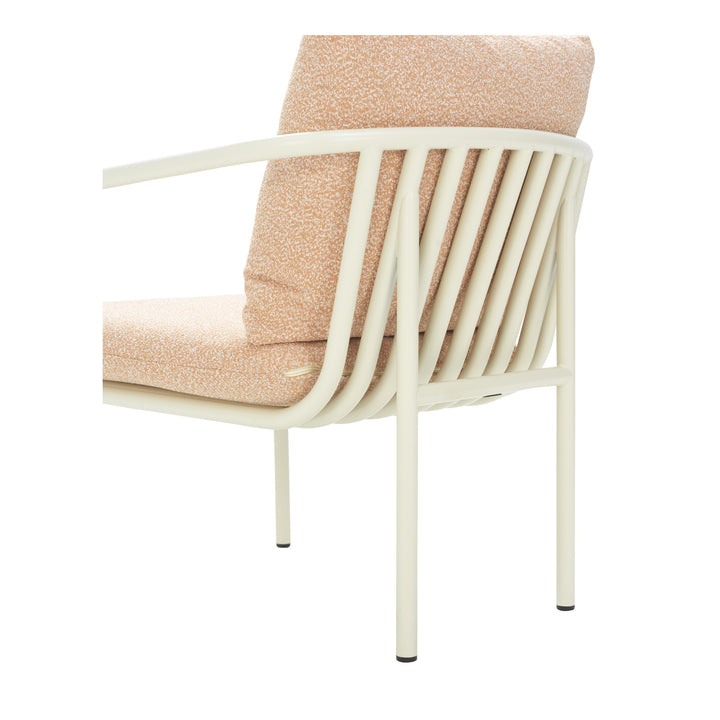Brafab Bendt hagestol med offwhite ramme og oransjemelert bouclé-puter, sett fra siden
