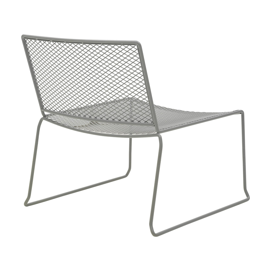 Brafab Haru loungestol i grå netting-metall, sett skrått forfra