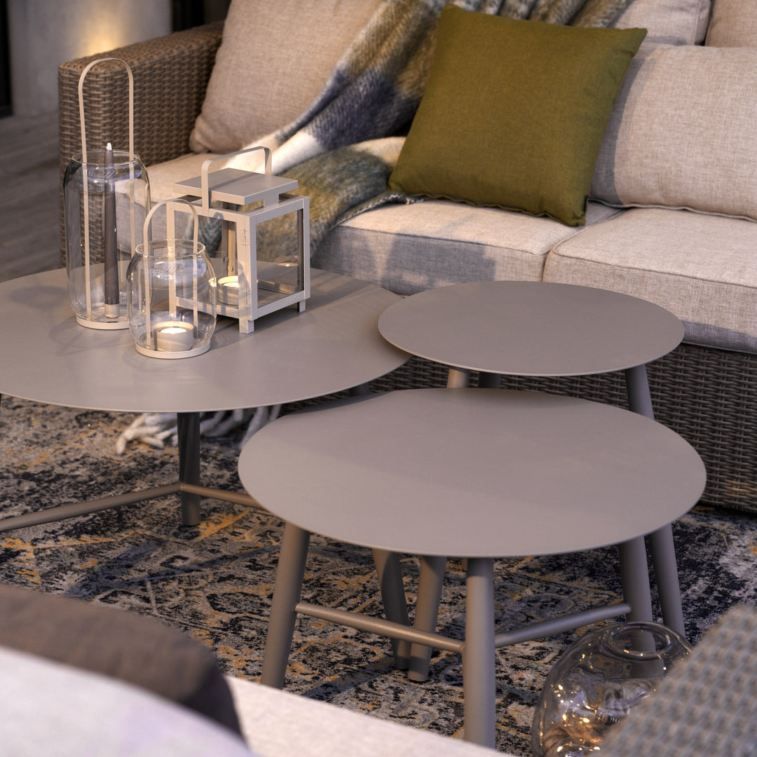 Brafab Vannes sofabord i taupe, tre settbord ved beige sofa med lykter, pledd og olivengrønn pute.