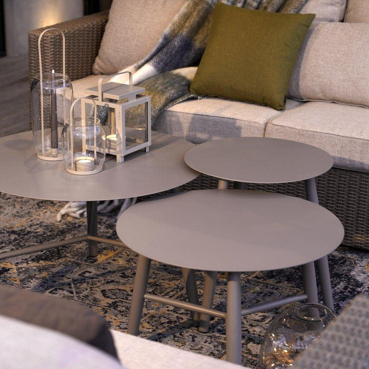 Brafab Vannes sofabord i taupe, tre settbord ved beige sofa med lykter, pledd og olivengrønn pute.