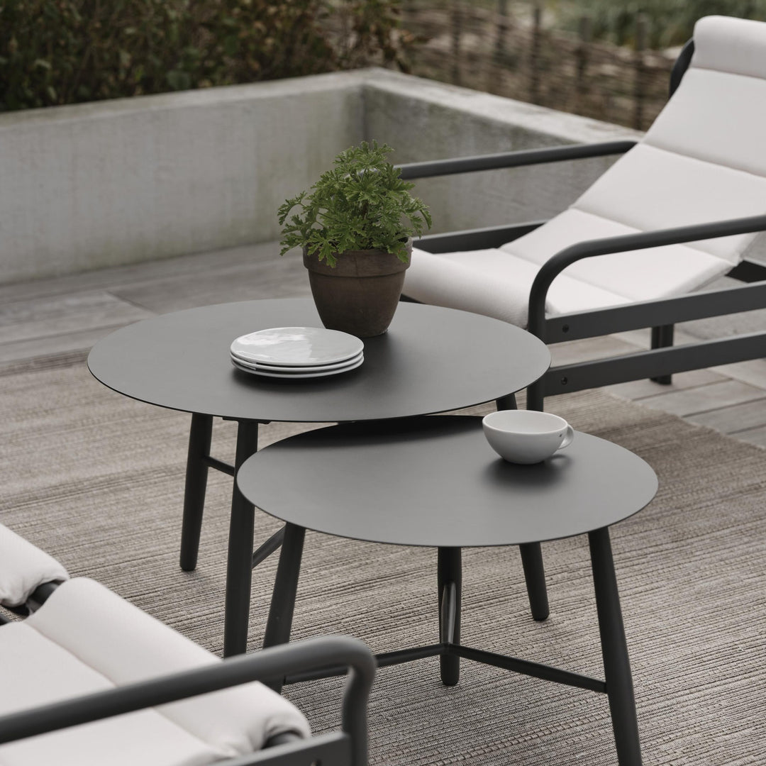 Brafab Vannes hagebord i antrasitt, to runde bord med potteplante på terrasse