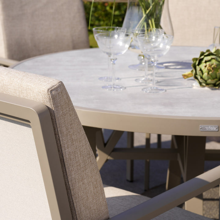 Brafab Samvaro spisebord i beige med steinlook-plate, dekket med glass ute