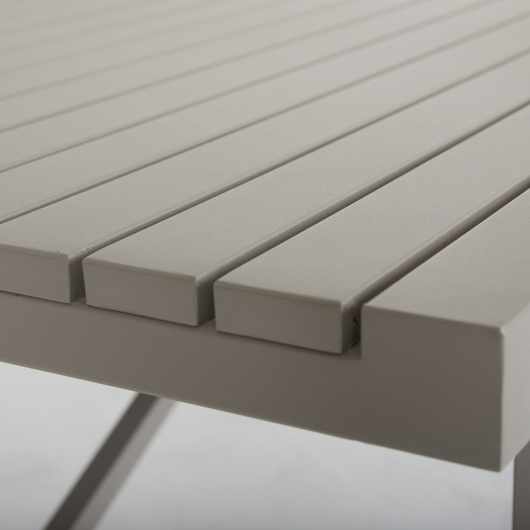 Brafab Vevi spisebord i lys gråbeige aluminium, nærbilde av spaltede planker og avrundet kant