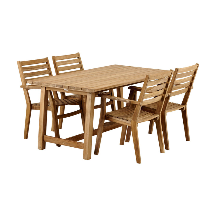 Brafab Keros spisebord i lyst teak med fire matchende stoler, mot hvit bakgrunn
