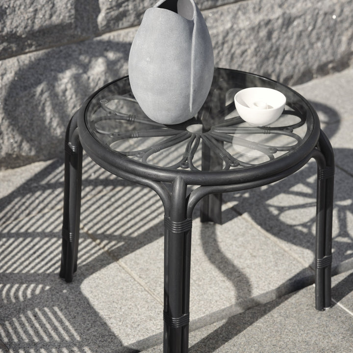 Brafab Waltz sidebord i sort rotting med glassplate, grå vase og bolle på terrasse