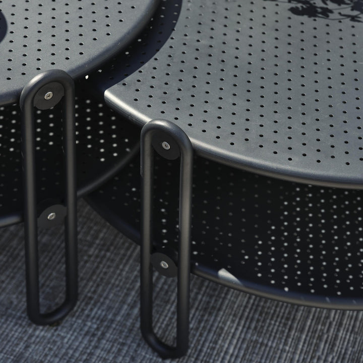 Brafab Blixt sofabord i sort, runde perforerte bord med bøyleben, nærbilde på terrasse