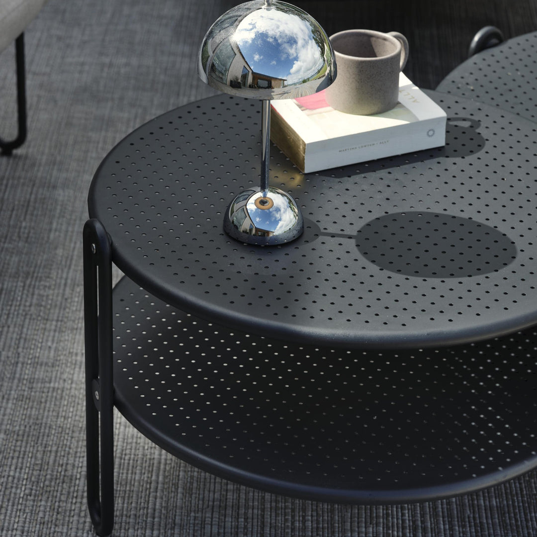 Brafab Blixt sofabord i sort, rund perforert plate med bordlampe, kopp og bok ute