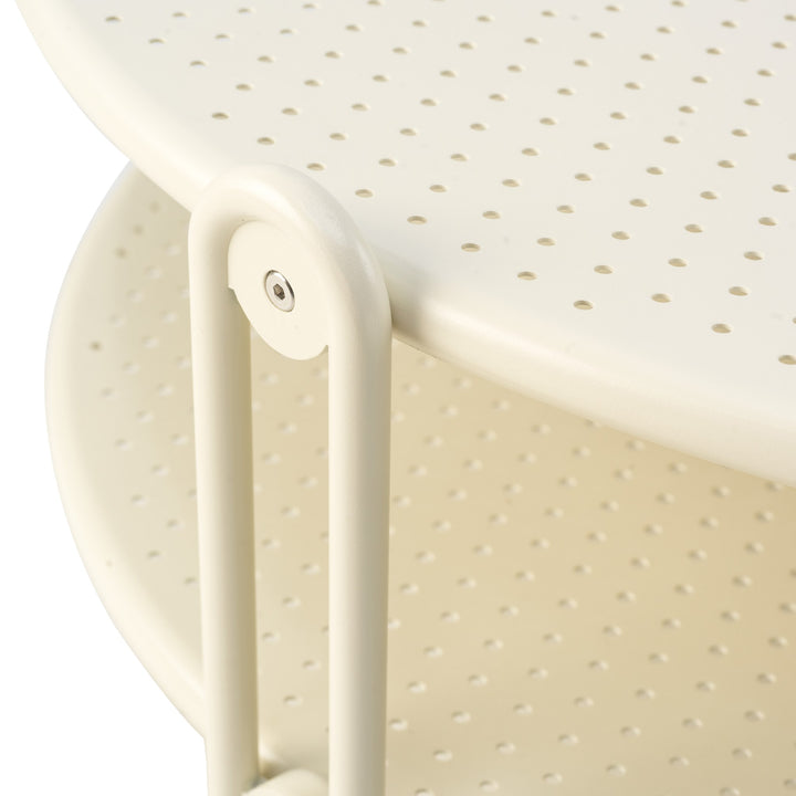 Brafab Blixt sofabord i pearl white, nærbilde av de to perforerte rundplatene
