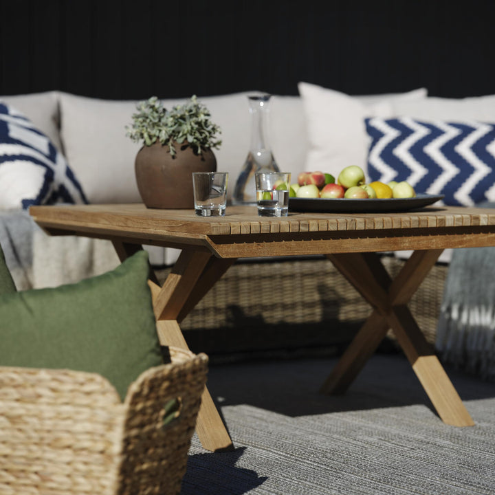 Brafab Julita sofabord i natur teak med eplefat, karaffel og plante på terrasse