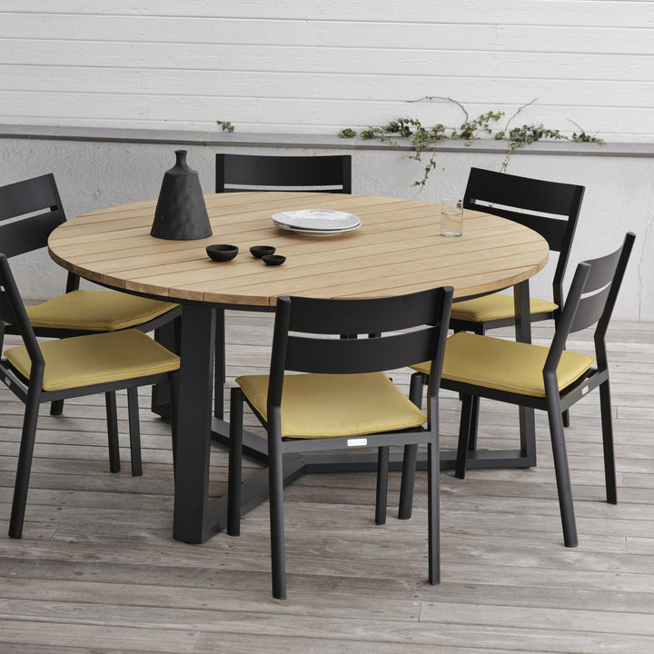 Brafab Laurion rundt spisebord i natur/sort med sorte stoler og gule seteputer