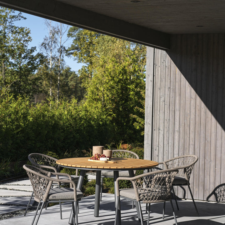 Brafab Bam Bo spisebord i bambus med grå flettede stoler på terrasse ved trehytte
