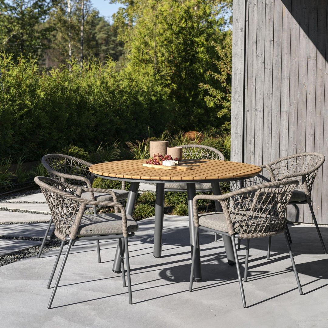 Brafab Bam Bo spisebord i bambus med grå flettede stoler på terrasse, mørk trehytte