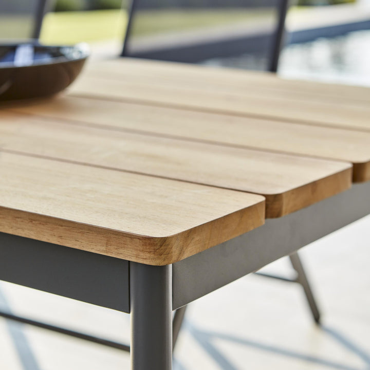 Brafab Nox Bamboo spisebord, nærbilde av teakplate med grå ramme på terrasse