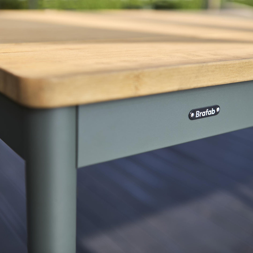 Brafab Nox Bamboo spisebord, nærbilde av teakplate med grågrønn ramme og Brafab-logo