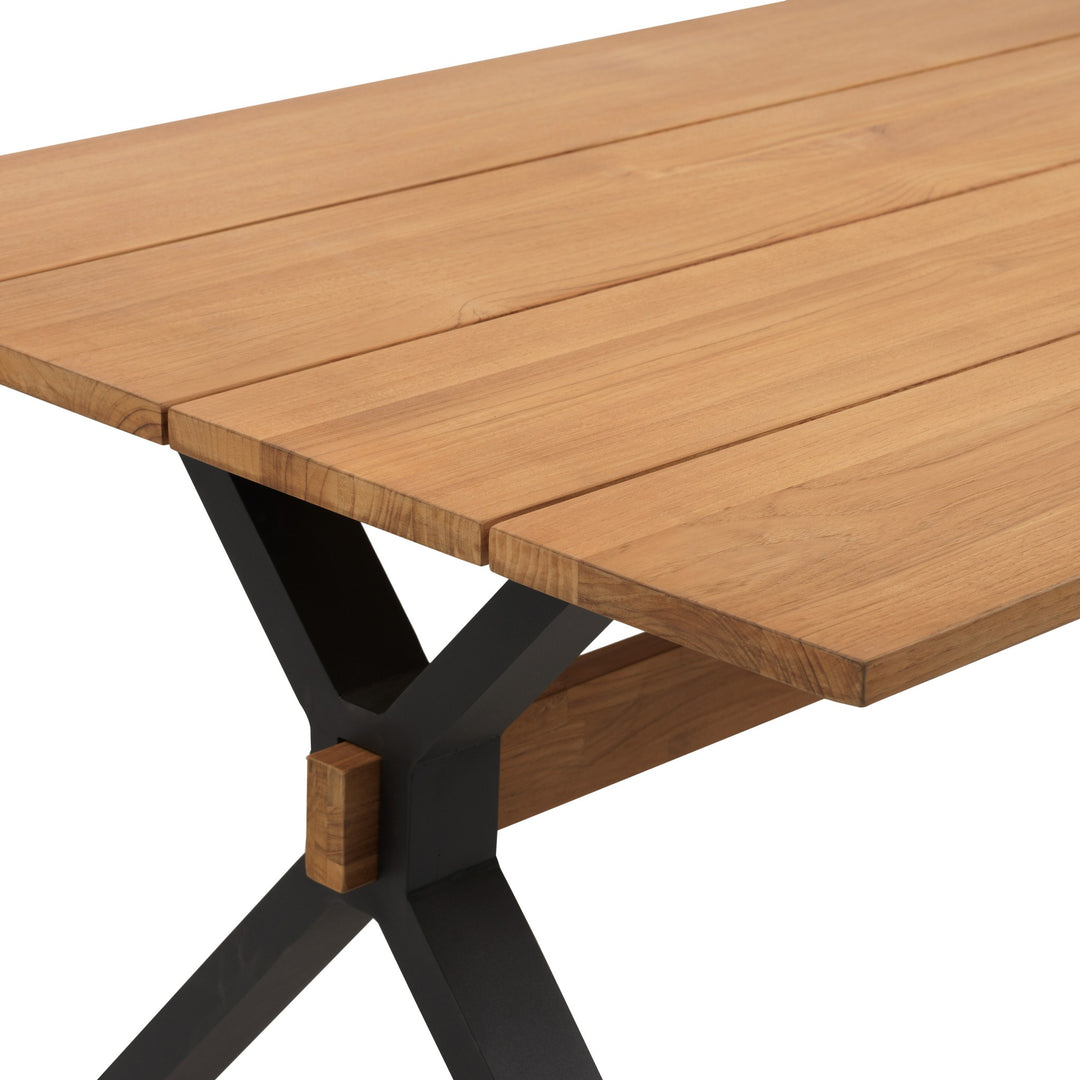 Mark spisebord med plate i lyst teak og sort kryssben i metall, nærbilde