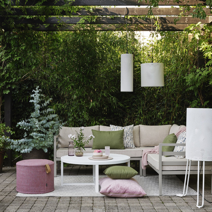Brafab Kotte pall i rosa ved hvitt sofabord under pergola med planter