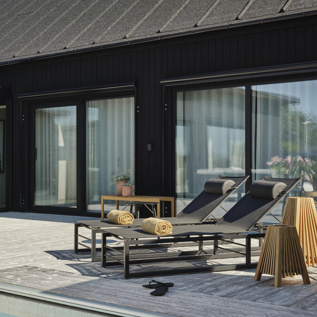 Brafab Julita lampeskjerm i teak på terrasse ved basseng med grå solsenger