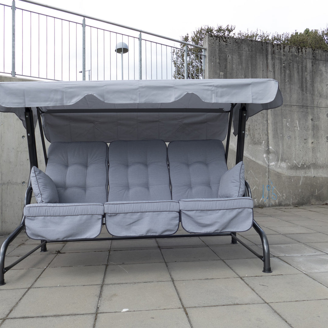 Brafab Wien hammock i grått med tak og puter, hagehuske på terrasse