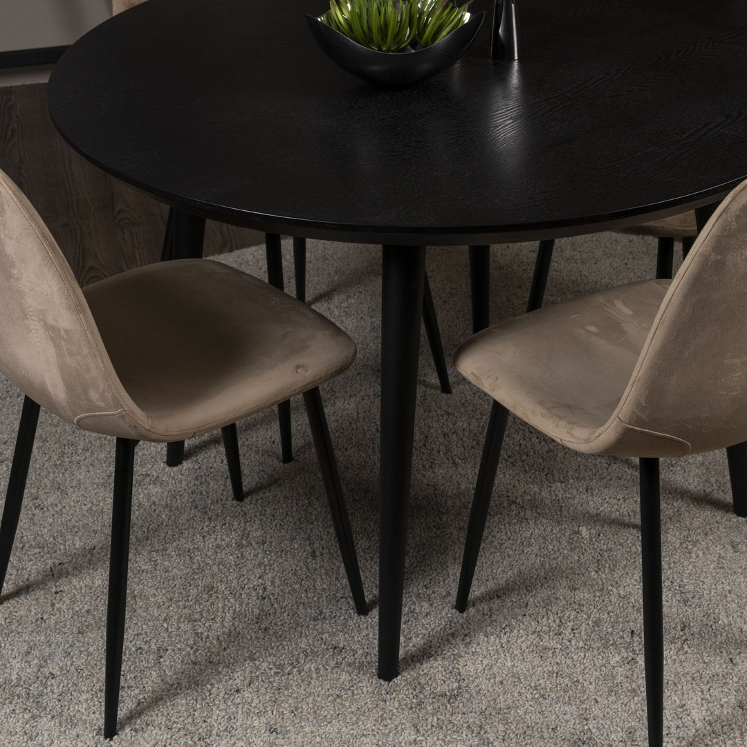 Trend spisestoler i beige velur ved sort, rundt spisebord på grått teppe