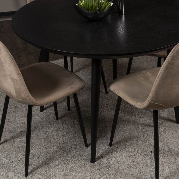 Trend spisestoler i beige velur ved sort, rundt spisebord på grått teppe