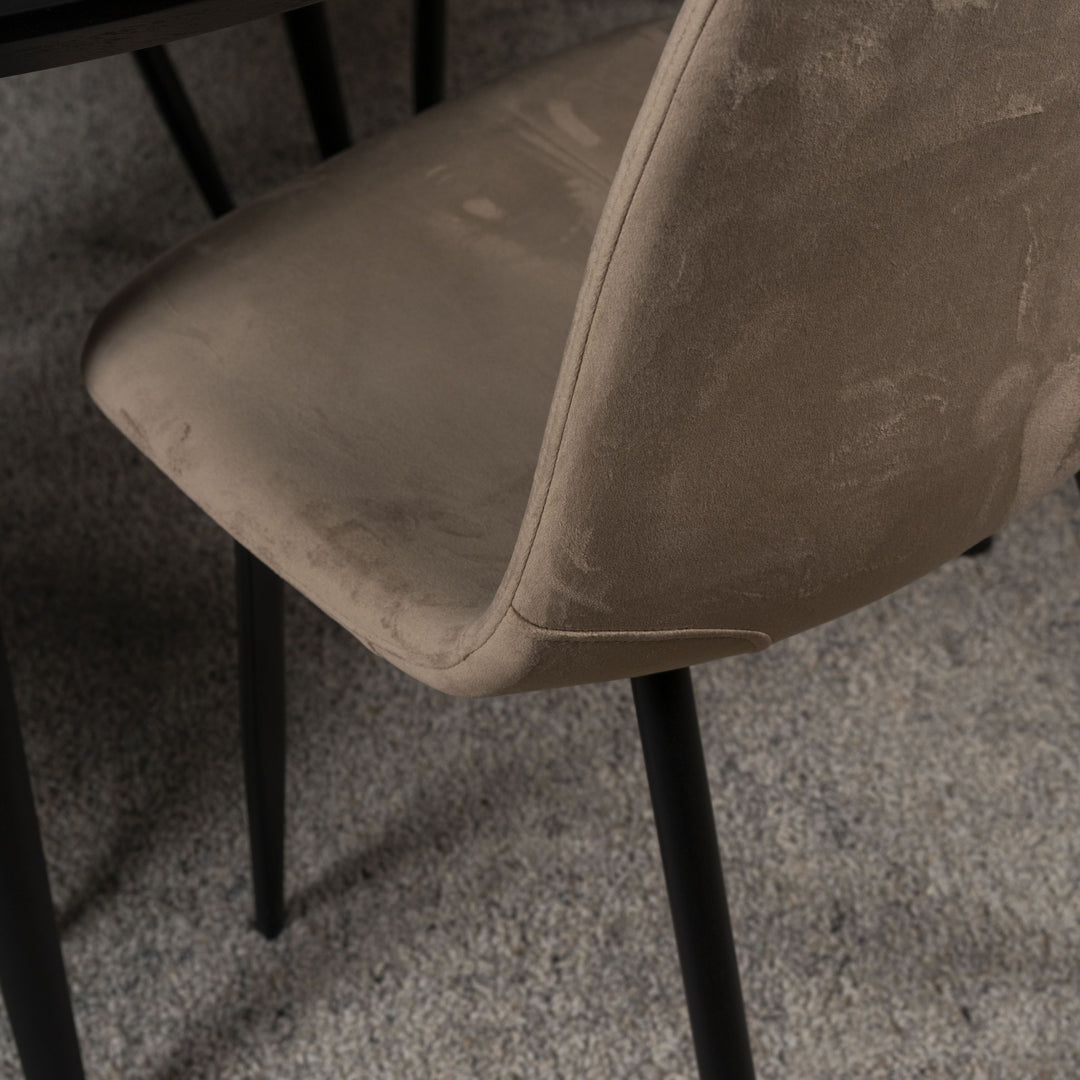 Trend spisestol i beige velur, nærbilde av sete på grått teppe