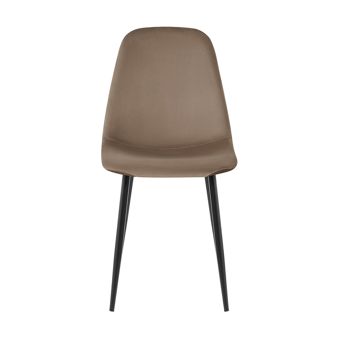 Trend spisestol i beige velur, sett forfra med svarte, koniske metallbein