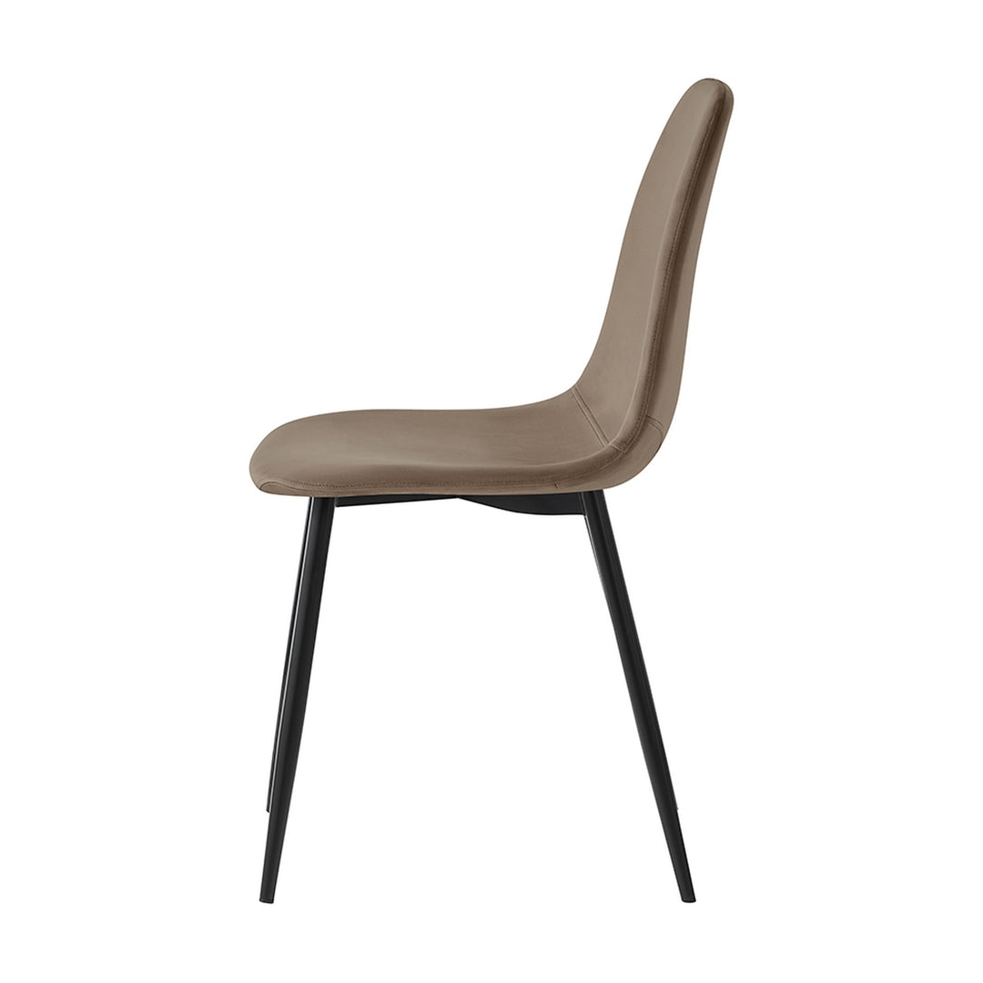 Trend spisestol i beige velur, sett fra siden med svarte metallbein