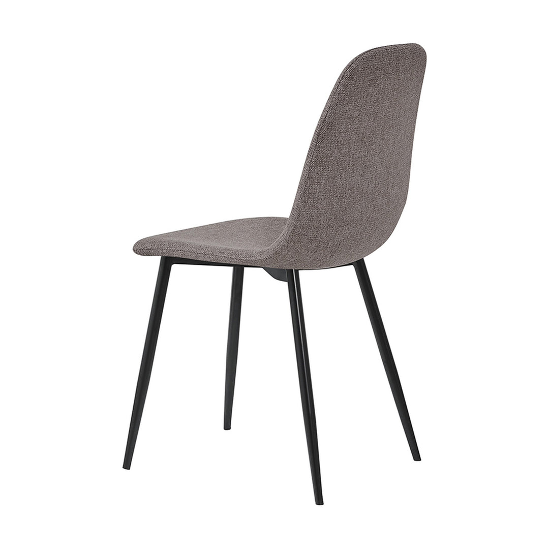 Raya spisestol i gråbeige stoff med sorte metallben, sett skrått bakfra mot hvit bakgrunn