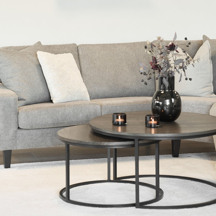 Metro sofabord i røkpigmentert eik med sort metallring foran beige sofa