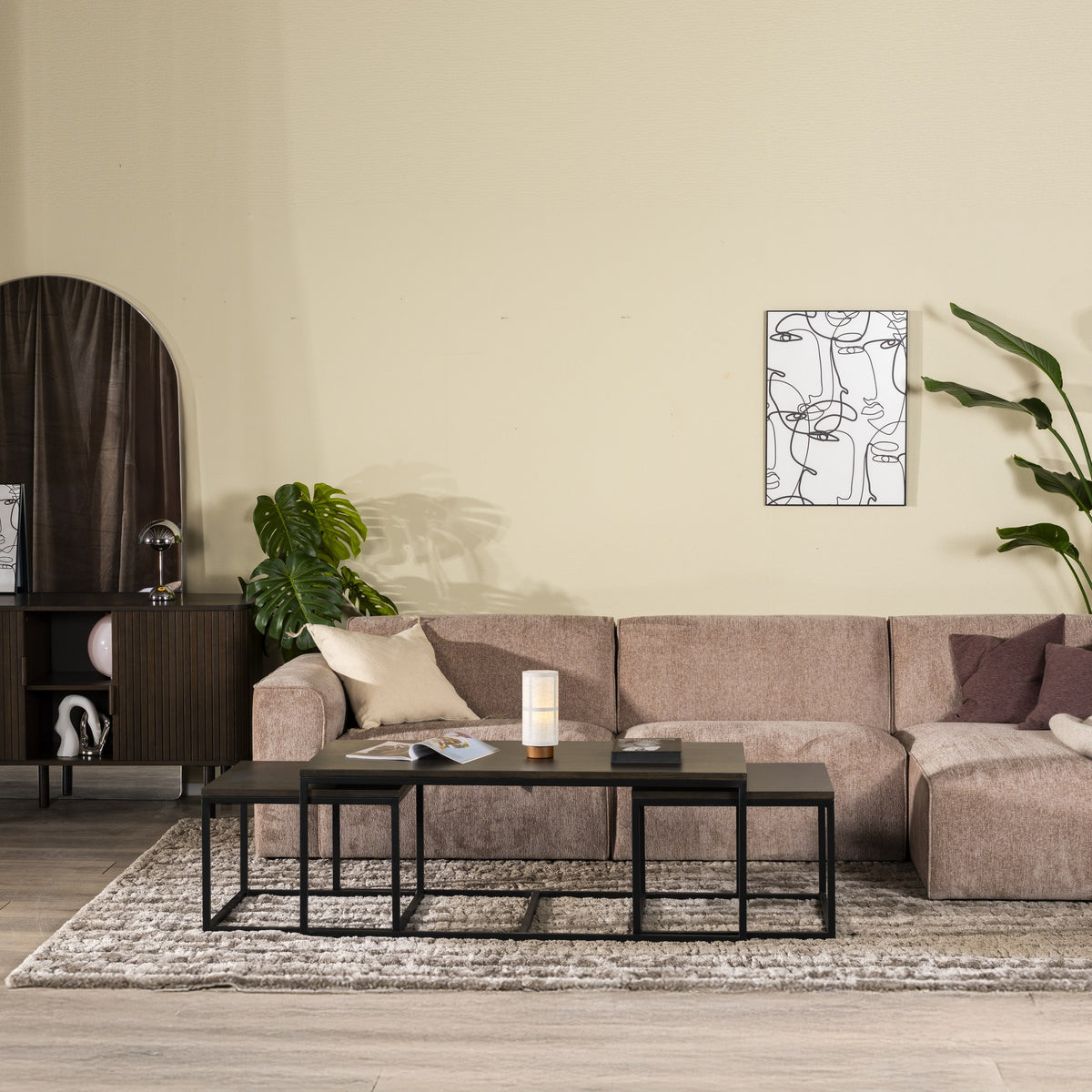 Metro settbord i røkpigmentert eik med sorte metallunderstell foran rosa sofa