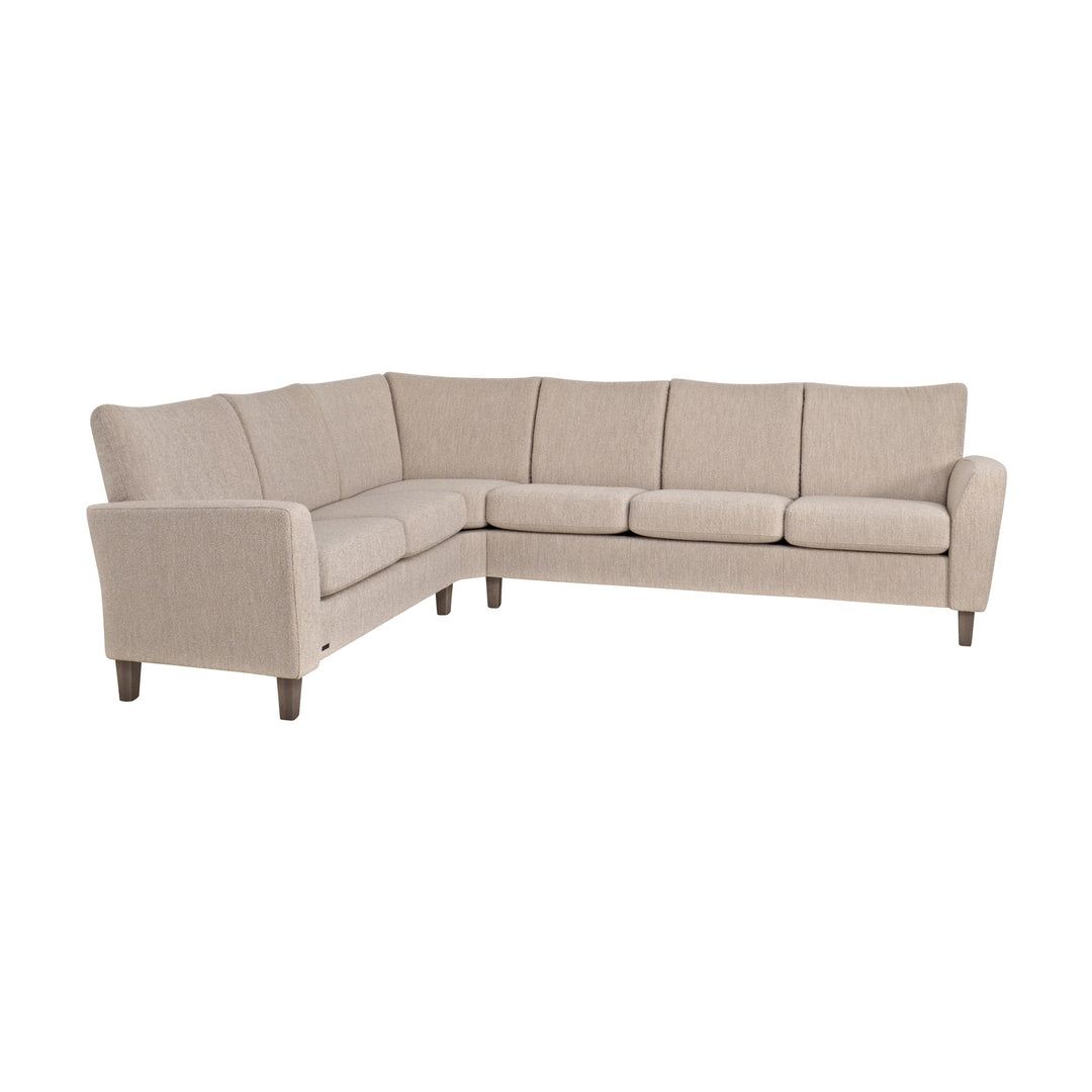 Brunstad System+ modulsofa i beige stoff, hjørnesofa med høye rygger sett skrått mot hvit bakgrunn