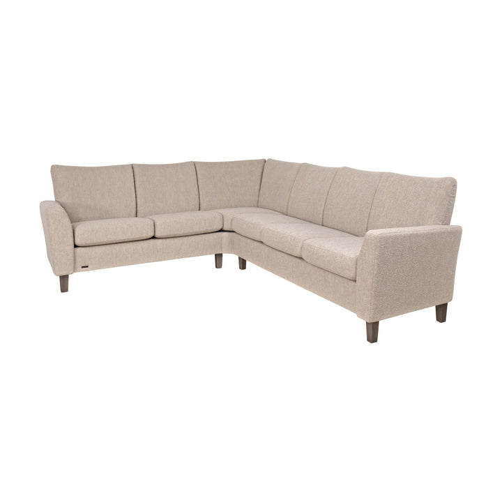 Brunstad System+ modulsofa i beige stoff, romslig hjørnesofa sett fra siden mot hvit bakgrunn