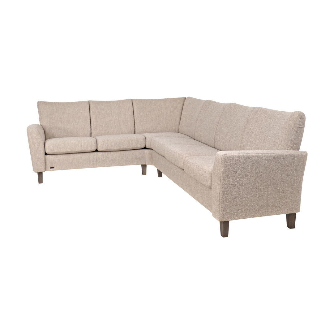 Brunstad System+ modulsofa i beige stoff, hjørnesofa sett forfra med begge armlener, hvit bakgrunn