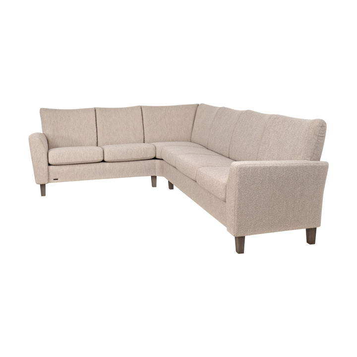 Brunstad System+ modulsofa i beige stoff, hjørnesofa sett forfra med begge armlener, hvit bakgrunn
