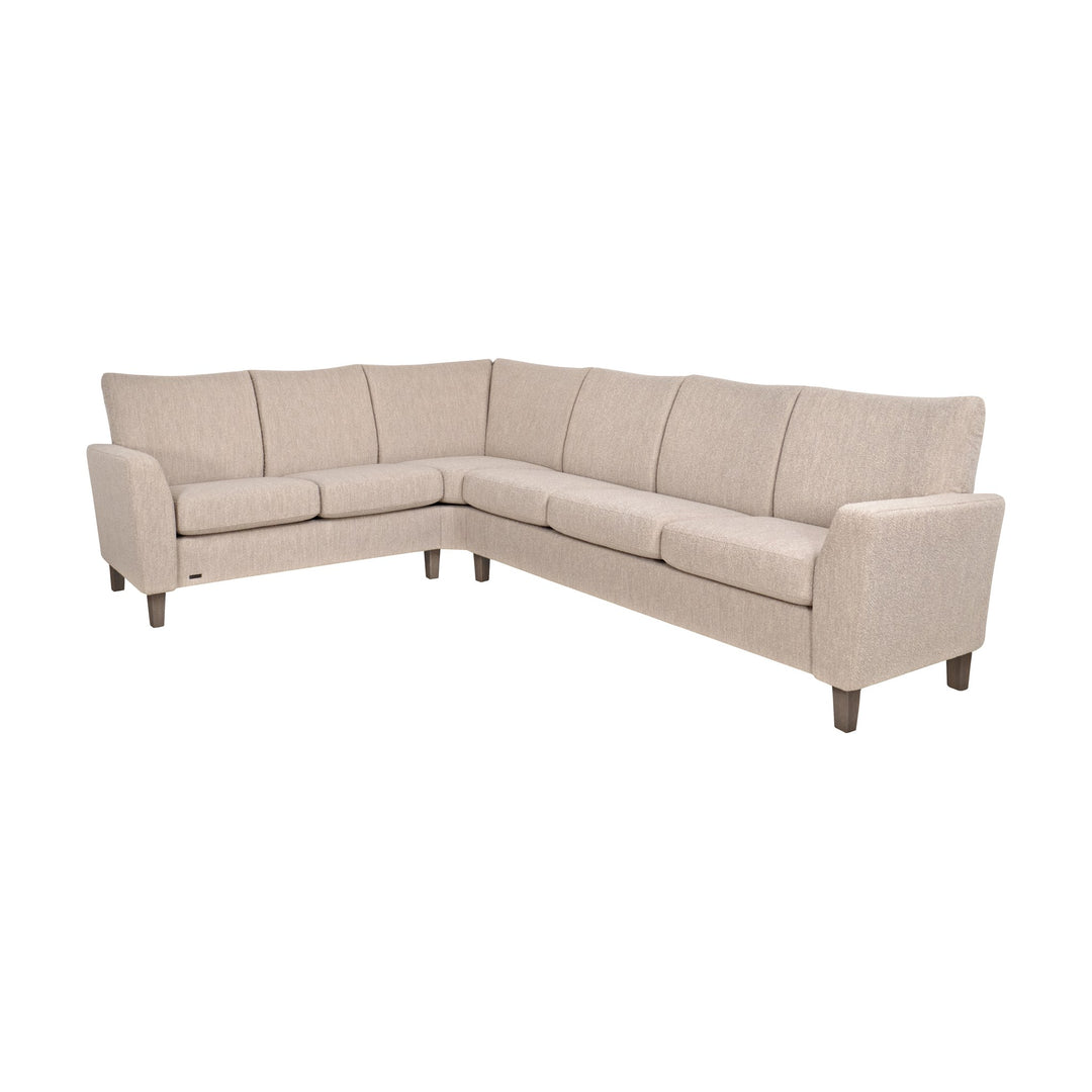 Brunstad System+ modulsofa i beige stoff, hjørnesofa sett i vinkel mot hvit bakgrunn