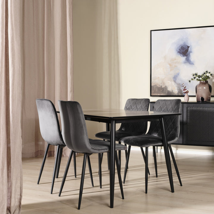 Bari spisestol i grå velur med sorte ben i lyst spiserom med beige gardin