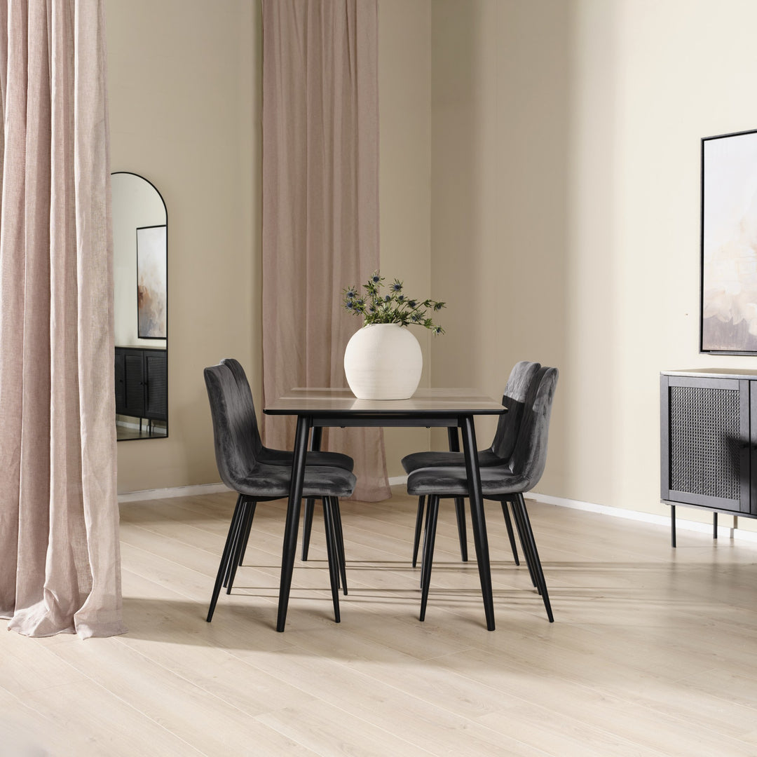 Bari spisestol i grå velour rundt spisebord med vase og speil i lyst rom