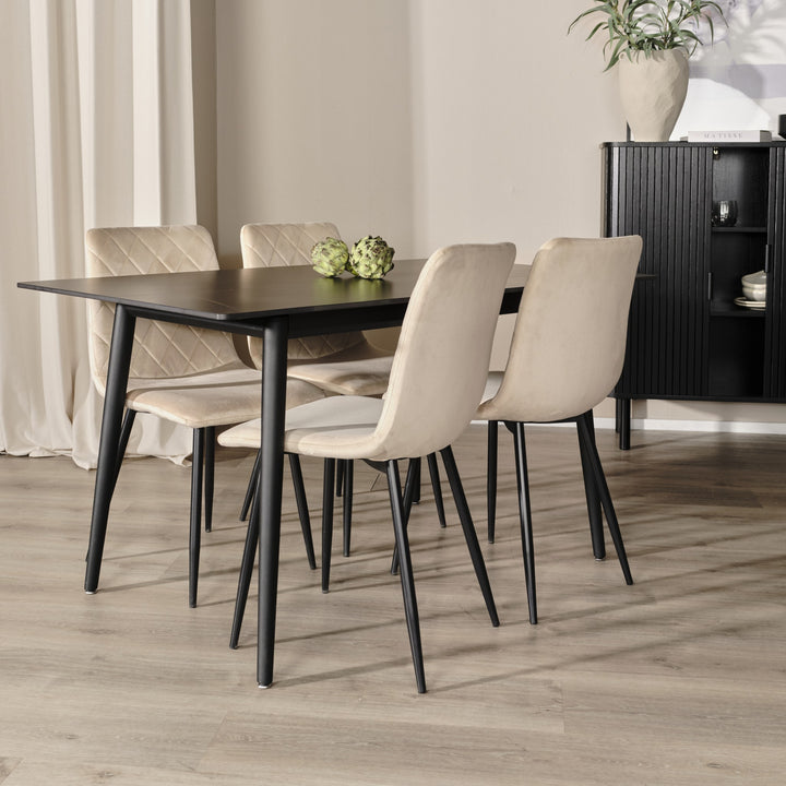 Bari spisestol i beige velur med sorte ben ved sort spisebord i lyst spiserom