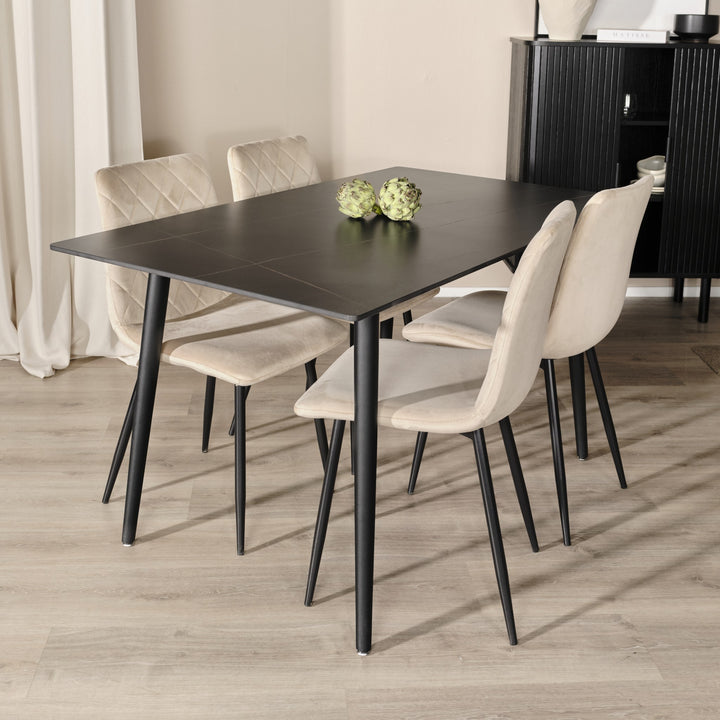 Bari spisestol i beige velour ved sort spisebord med mørk ribbet skjenk