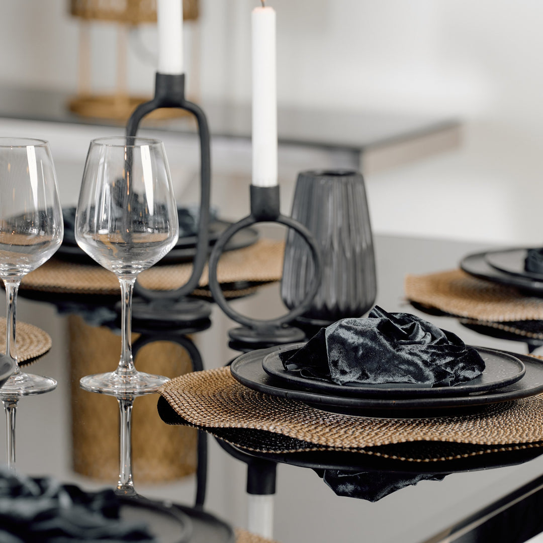 Messina spisebord med sort blank plate, dekket med tallerkener, lysestaker og vinglass