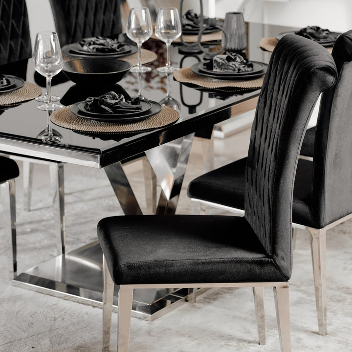 Messina spisestol i sort velour med krombein ved dekket sort glassbord